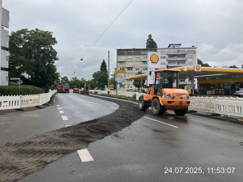 Hier sieht man, wie die Asphaltschicht an der Araltankstelle frü den nächsten Bauabschnitt der Baustelle aufgebrochen wird.