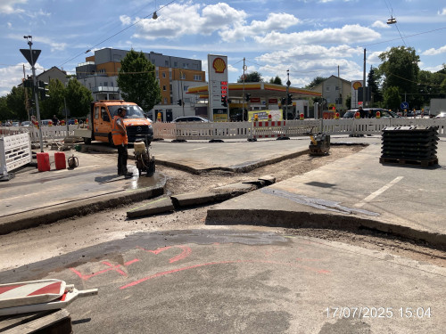 Hier sieht man die Kreuzung Lisdorfer Straße und im Hintergrund die Shell Tankstelle. Der Tiefbauer hat die Gräben wieder aufgefüllt und die Straße wird vorbereitet wieder geteert zu werden.
