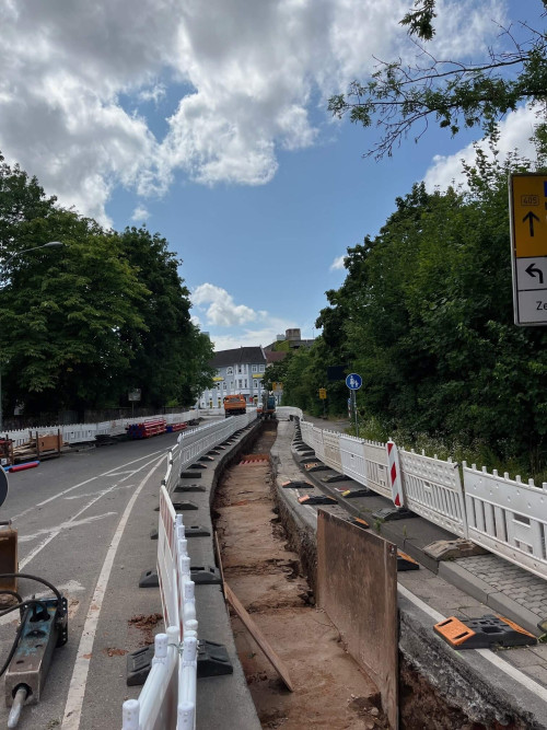 Auf diesem Bild sieht man die geöffnete Straße. Im Graben befindet sich eine Stahlplatte zum Abstützen der Grabens.